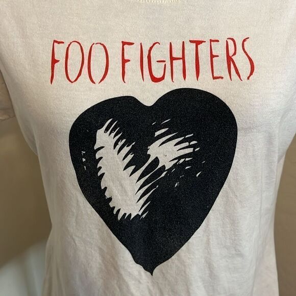 Foo Fighters Band Music White Heart Graphic Shirt - Picture 4 of 10